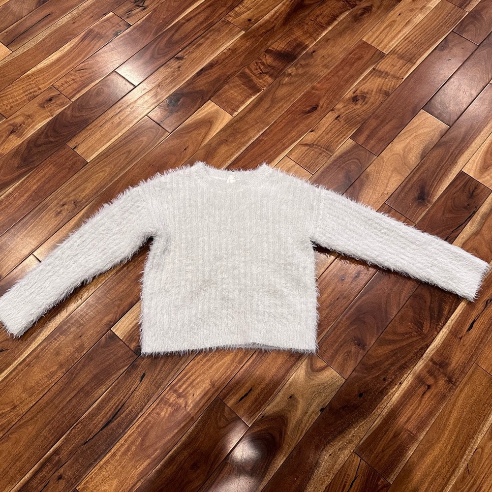 Evsie Maurice’s girl medium sweater white with silver streaks